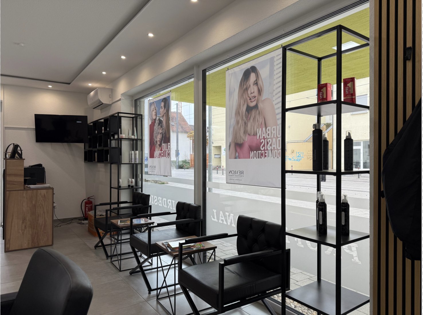 Empfangs- und Wartebereich im Salon HairDesign